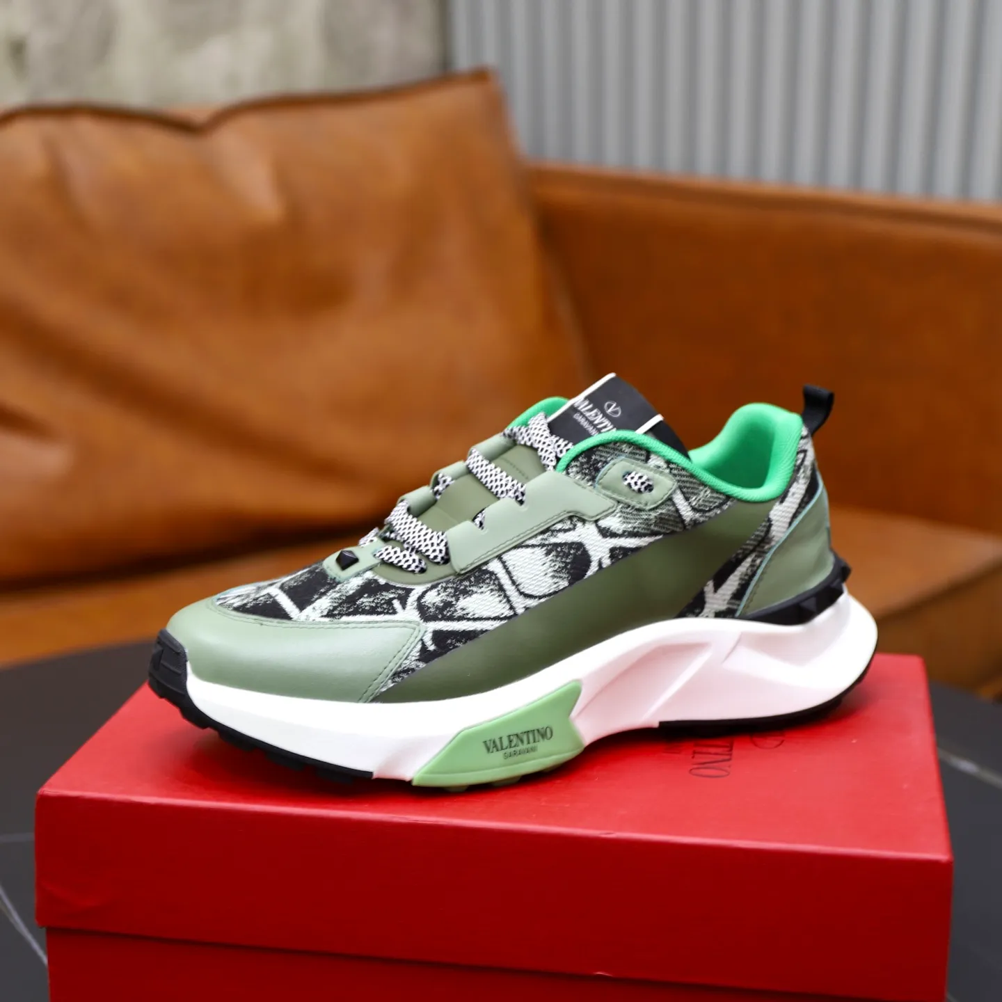 Ex-factory price: 520💰VALENTINO/Valentino Men's latest low-cut thick-soled sports shoes are shipped. Made with heavy industry, men's fine casual sports shoes, versatile style. Original leather, rubber lines embellished with geometric segmented uppers, hand-sewn with fine craftsmanship, novel and fashionable style, rubber soles with rivet details on the front and back, VALENTINO GARAVANI LOGO printed on the side, and Valentino Garavani decorative inlay on the tongue. Logo, comfortable, breathable and durable on the feet! Comes with full original packaging! Code number: 38-39-40-41-42-43-44 (45 can be customized)